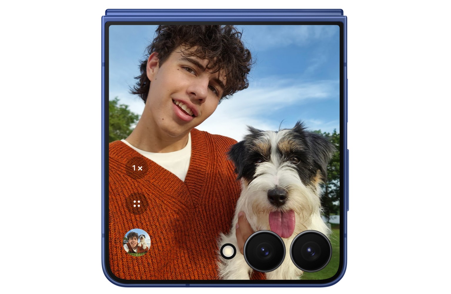 На снимке: Galaxy Z Flip7 в руке. Внешний экран меняется с темного на яркий.