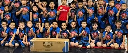 Компания Evrika подарила кондиционер Klima школе боевых искусств Zhalai Fighting Club в городе Шымкент