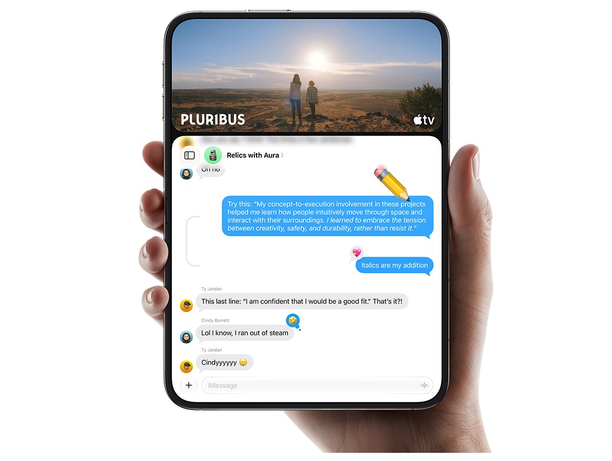 Раскрытый iPhone Duo в руке: видео сверху и переписка снизу